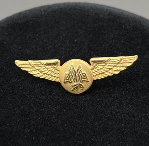 Spilla American Airlines uniforme ali tono oro AA distintivo assistente di volo vintage - Foto 1 di 5