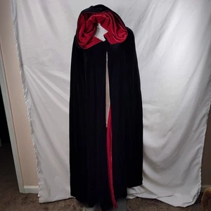 CAPPOTTO VELLUTO MANTELLO REVERSIBILE NERO E ROSSO COLLEZIONE PIRAMIDE - Foto 1 di 24