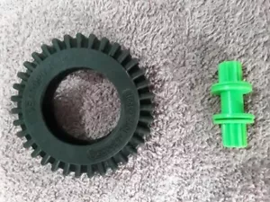 Discovery Toys GEAROPOLIS Game Part: Green Connector & rubber tire/gear - Picture 1 of 1