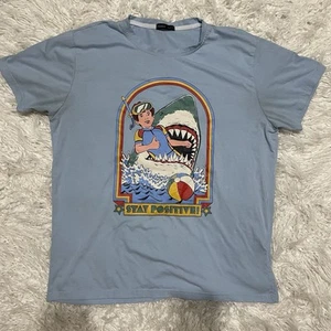 Stay Positive Comics Print Hai T-Shirt hellblau Gr. XL ROMWE - Bild 1 von 3