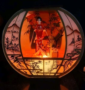 Vintage Japanese Shadowbox Lamp Geisha Diorama Light Box 1950s Mid Century WORKS - Picture 1 of 2