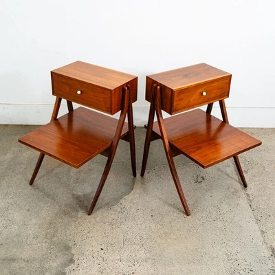 Mesitas de noche modernas de mediados de siglo mesa auxiliar Drexel cajón de nogal juego declaración 2 Foto 1 de 4