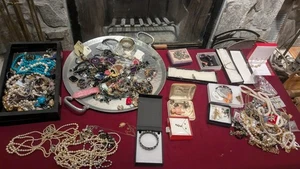 Lote grande de joyas muchas libras de disfraz portátil/accesorios de moda vintage  - Imagen 1 de 12