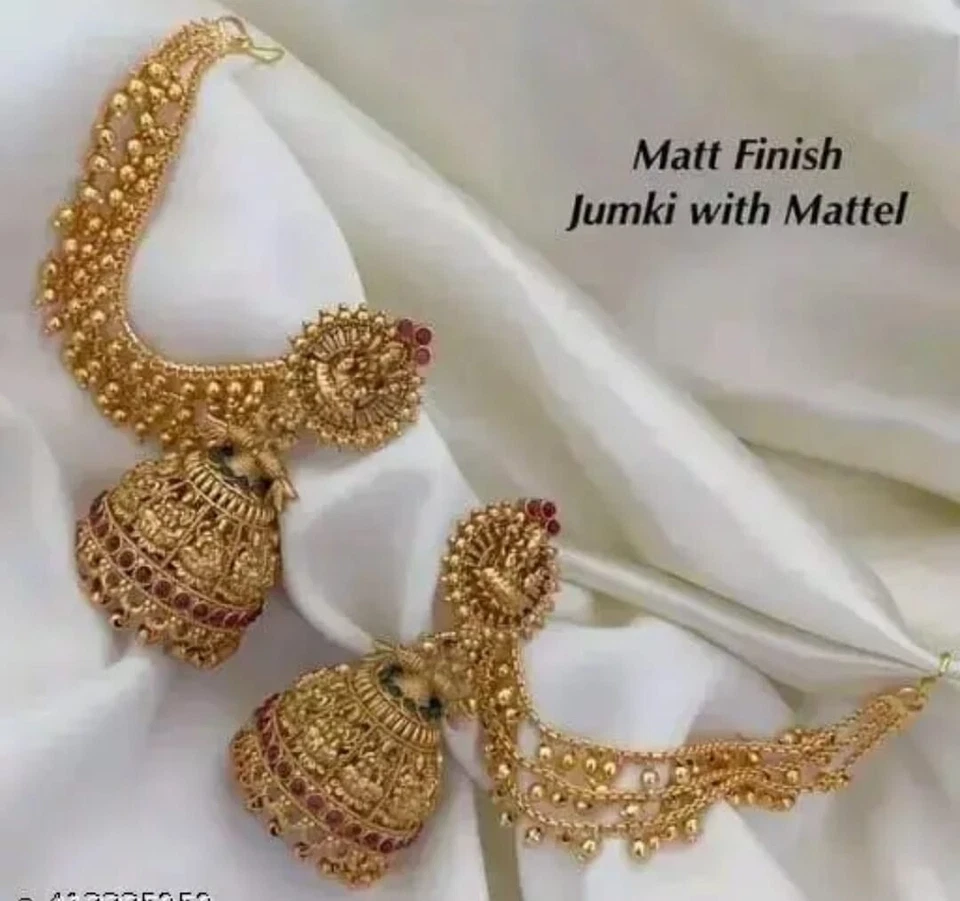 Pendientes Jhumka Templo Acabado Mate Elegante enchapados en Oro del Sur de la India con Cadena Foto 1 de 2