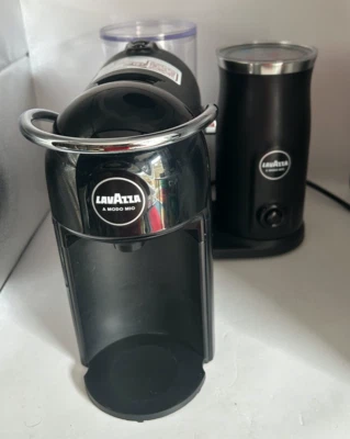 Luigi Lavazza A Modo Mio Jolie & Milk Kaffeevollautomat - SCHWARZ - Modell LM700 - Bild 1 von 4