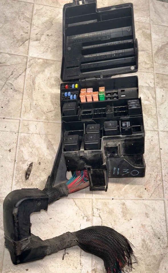 Conjunto de bloque de circuito de caja de relé de fusibles de motor Lincoln LS 2003-2006 Foto 1 de 4