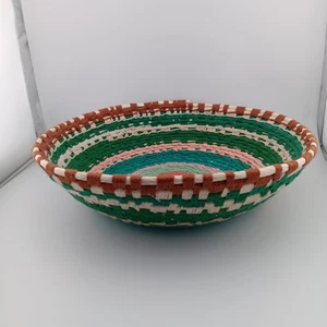Cesta tejida hecha a mano patrón roscado multicolor - 10" de ancho, 3" de profundidad - Imagen 1 de 3
