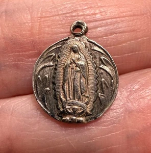 Kleine Vintage Mexiko Sterlingsilber Unsere Liebe Frau von Guadalupe Medaille Charm 1/2 Zoll - Bild 1 von 4