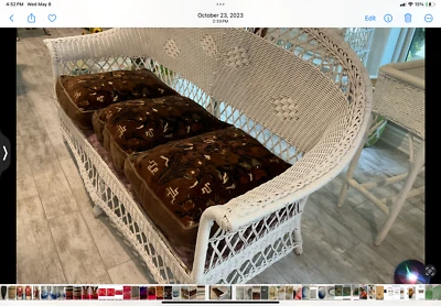 古董柳条沙发,白色和 3Mohair 靠垫 — 第 1/4 张图片