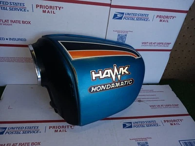 Honda CB400T Hawk 1977-80, cubierta lateral izquierda, azul, fabricante de equipos originales # 83700-413-0000 Foto 1 de 4