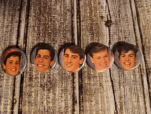 New Kids On The Block 1" Pin Set Of 5 Vintage Pins NKOTB 90s LOOK 2 - Picture 1 of 2