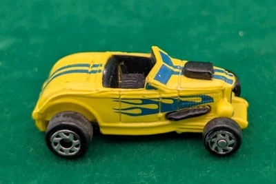 Micro Machines Hasbro 2004 Ford Series 2 32 Yellow Roadster Blue Flames - Image 1 of 4