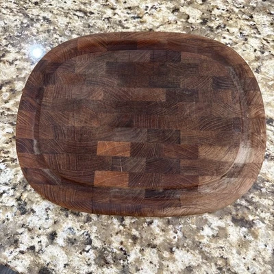 "Tabla de cortar ovalada de madera maciza Dansk 14x11"" madera oscura" Foto 1 de 3