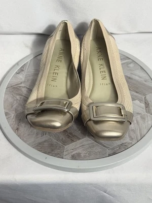 Anne Klein iFlex Beige Dorado Hebilla Ballet Pisos Talla 8M Cómodos Sin Cordones Foto 1 de 4