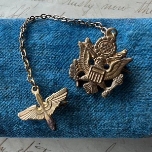 Broche prendedor vintage de novia de la Segunda Guerra Mundial del Ejército de los Estados Unidos Cuerpo Aéreo cadena de metal alas insignia - Imagen 1 de 8