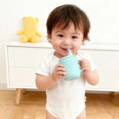 Um copo de treinamento de palha de silicone verde com design à prova de vazamentos e alças para - Imagem 1 de 4