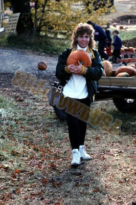 De colección 1980 35mm Kodachrome Slide Mujer Calabaza Otoño Cosecha Escena X-698 Foto 1 de 3