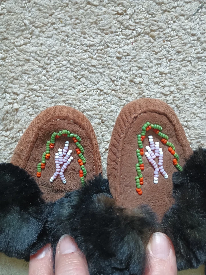 Mocassins vintage de couro de pele nativa americana com miçangas trabalho marrom preto - Imagem 1 de 4