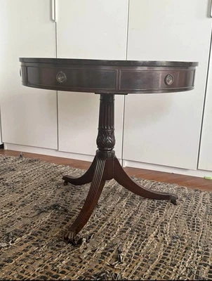 Ограниченная скидка! Винтажный круглый приставной столик 1941 Charak — бронзовые детали из красного дерева - Изображение 1 из 4