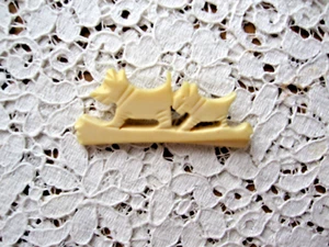 VINTAGE 1950s ETCHED SCOTTIE TERRIOR DOG WITH PUPPY BAR PIN - ?BAKELITE - 2 Inch - Picture 1 of 6