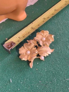 Broche prendedor vintage firmado Charel texturizado tono dorado cepillado - Imagen 1 de 3