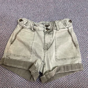 Pantaloncini BKE donna taglia 24 super elasticizzati verdi con polsino arrotolato sacchetto di carta - Foto 1 di 4