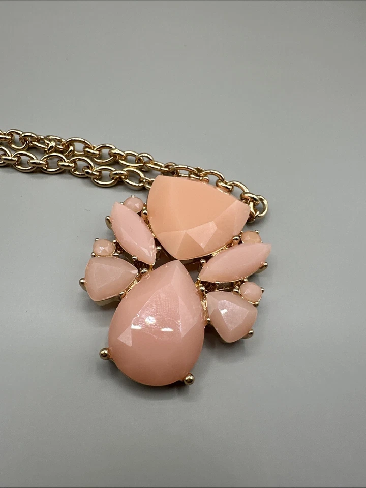 Kate Spade淡粉色流行奖章吊坠声明金色项链 — 第 1/4 张图片