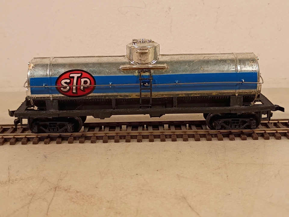 Vtg. Tyco 367B HO Scale Single Dome STP Chrome Tank Car - Image 1 of 4