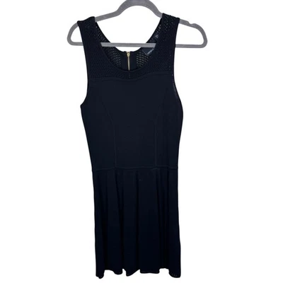 Vestido suéter Cynthia Rowley preto malha crochê rayon nylon regata acima do joelho tamanho M - Imagem 1 de 4