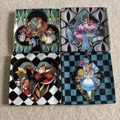 "Juego de 4 platos cuadrados de cerámica de 6"" de Alicia en el País de las Maravillas de los Parques Disney perfecto fuera de caja"  Foto 1 de 4