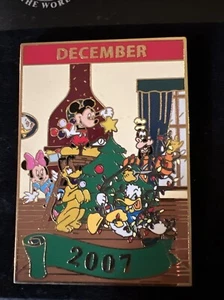 Disney December 2007 Calendar Mickey Minnie Goofy Jumbo Pin LE 500 Christmas - Picture 1 of 3