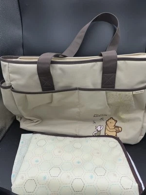 SACO DE FRALDAS DISNEY CLASSIC POOH MY FIRST ADVENTURE + TROCADOR  - Imagem 1 de 4