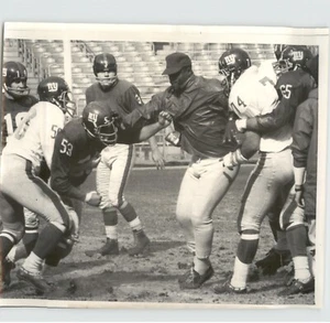 Foto de prensa de 1966 deportes vintage de práctica de fútbol de los Gigantes de Nueva York se calienta - Imagen 1 de 2