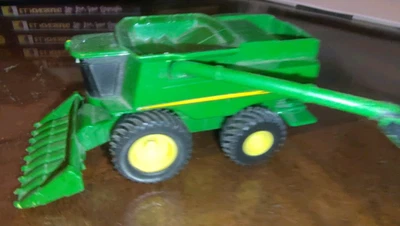 John Deere ERTL Green Die-cast Plastic 5"Toy Combine w Corn Head 1/64 FO515YL01 - Image 1 of 4