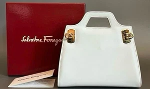 Auténtico mini bolso de mano Salvatore Ferragamo Gancini cuero de becerro oro blanco - Imagen 1 de 9