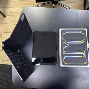 Apple IPad Pro 2024 11 inch - 256gb (M4) - WiFi & 5G with Apple Magic Keyboard  - Picture 1 of 3