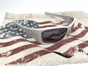 Oakley Hijinx 12-776 White Rectangle Wrap Sunglasses Blk Lens 64-19 USA - Picture 1 of 7
