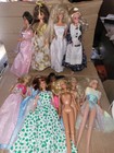 Menge 11 Barbie-Typ Puppen am meisten mit Kleidung 