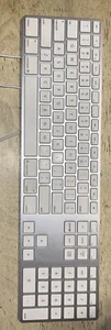 Original Apple A1243 Kabelgebundene Mac Standard USB Tastatur mit Ziffernblock Weiß - Bild 1 von 2