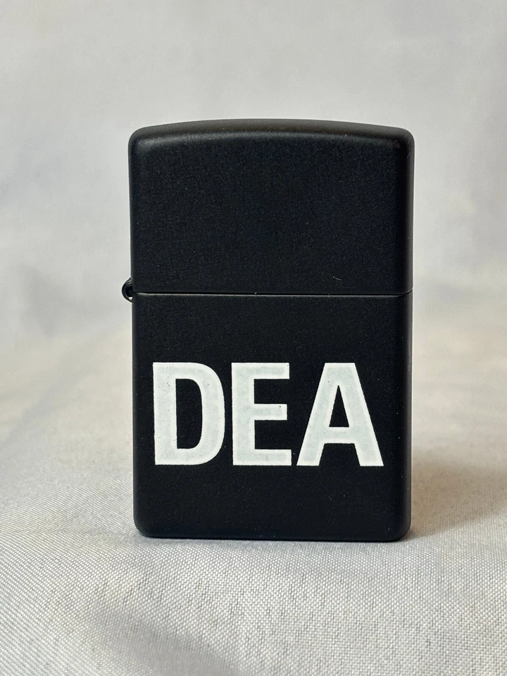 Encendedor Zippo DEA 2003 negro mate Foto 1 de 4