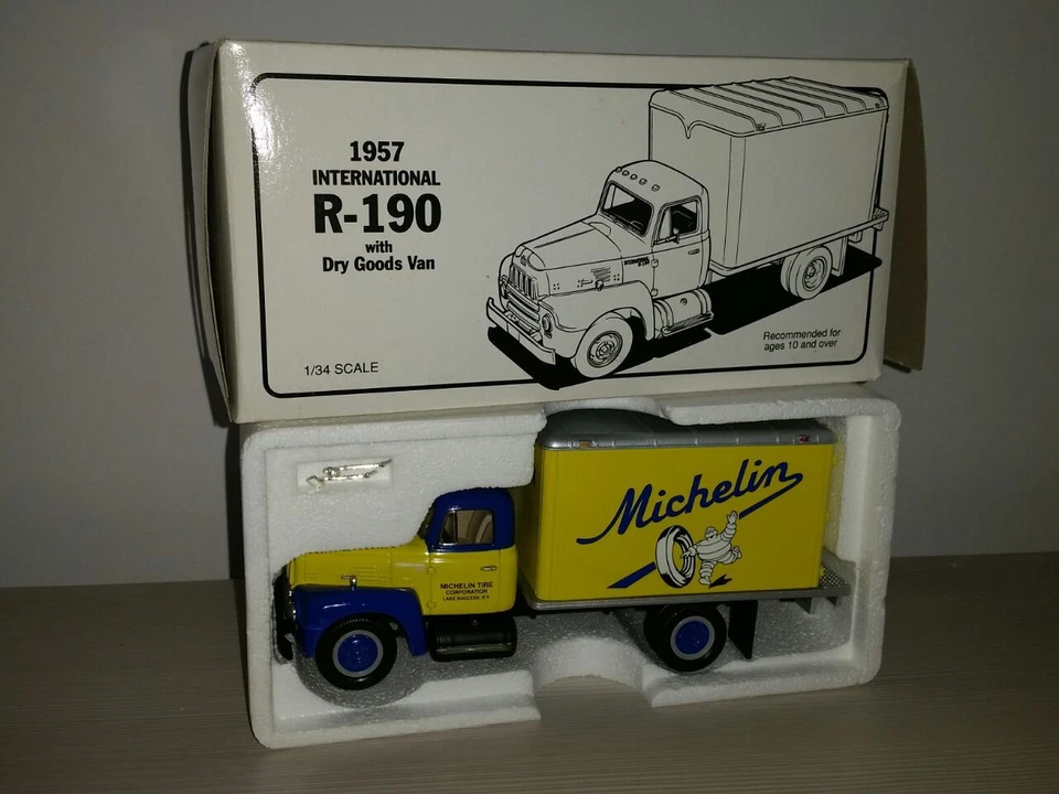 CAMION INTERNATIONAL R-190 1957 MICHELIN TIRES 29-1621 FIRST GEAR SCALA 1:34 - Immagine 1 di 1