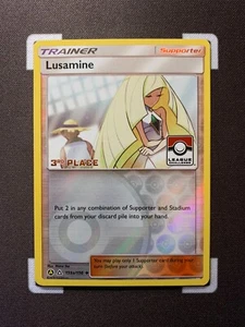 Lusamine - 153a/156 - 3rd Place - League Promo - SM Ultra Prism - Pokemon Card - Afbeelding 1 van 2