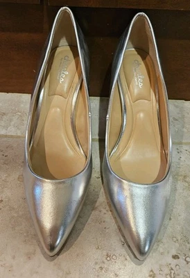 Bonitos zapatos de tacón medio Charles By Charles By Charles David metálicos plateados 6 NYE Foto 1 de 4