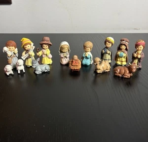 Lindo conjunto de estatuillas de belén vintage años 80 14 piezas por Enesco Navidad vacaciones pequeñas - Imagen 1 de 7