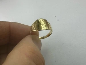 9ct (375) Yellow Gold Panelled Engraved Signet Ring Size UK "O” Ship Worldwide - Picture 1 of 13
