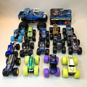 Monster Jam - Lote de 18 Monster Trucks Diecast 1:64 Hot Wheels Mezcla de 3 Tamaños - Imagen 1 de 7