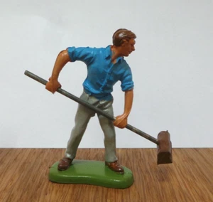 BRITAINS FARM 2058 FARM LABOURER WITH BROOM PAINTED PLASTIC MADE IN ENGLAND - Picture 1 of 5