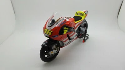 MINICHAMPS Ducati Valentino Rossi 2011 SHOWBIKE scala 1/12 code 122100146 - Immagine 1 di 4