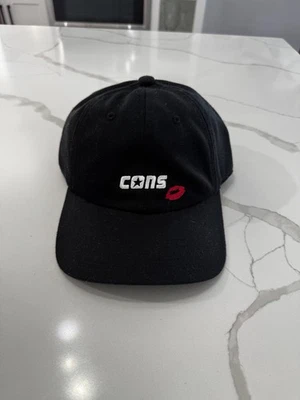Gorra de béisbol Converse Cons Love Lips negra con tirantes Foto 1 de 4