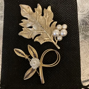 2 Vintage Kostüm goldfarbene Broschen Blatt mit Blume und Perlencluster - Bild 1 von 4